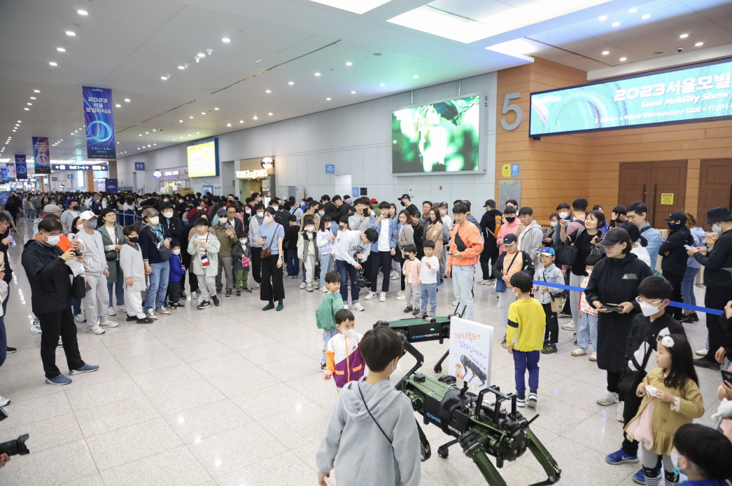 #Epsiode. 전시장 입장을 기다리는 관람객 분들 (Visitors Waiting to Enter the Exhibition hall) ｜SMS2023